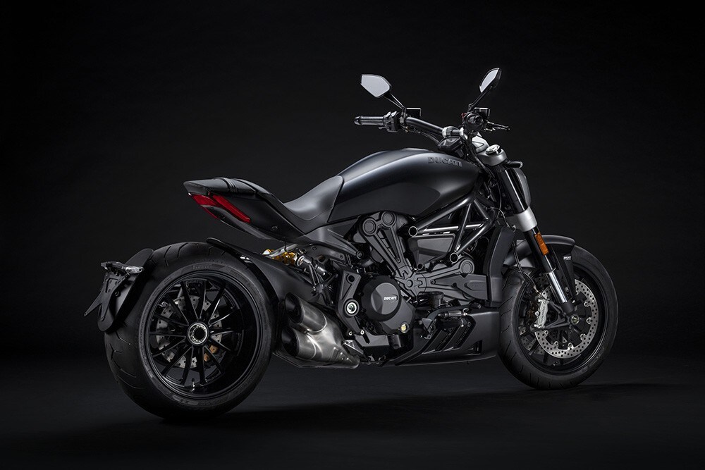 <div class='descrGalleryTitle'>XDIAVEL DARK</div><div class='descrGalleryText'><p>XDiavel Dark esalta la bellezza delle forme della cruiser Ducati grazie all’essenzialità del colore nero opaco. Su XDiavel Dark la livrea total black è stata estesa anche alla meccanica, alle targhette e alle finiture, esaltando uno dei principi di design Ducati “Reduce to the Max”.&nbsp;</p>
</div>